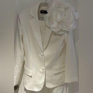 NWT Elegant Women's Ivory Blazer and pants with Floral Accent (size M)